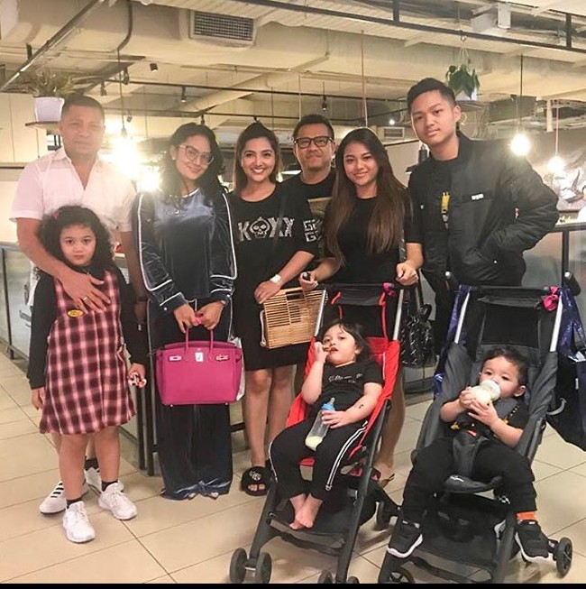 “Minal aidin walfaidzin mi. Kabarin ya mi kalau udah ada waktu buat ketemu/Zoom juga enggak apa-apa kok, tulis Aurel berkomentar di Instagram Krisdayanti saat mengunggah foto lebaran bersama keluarga pada 25 Mei lalu. Foto: dok. Instagram @krisdayantilemos