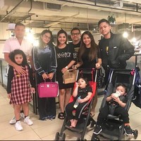 “Minal aidin walfaidzin mi. Kabarin ya mi kalau udah ada waktu buat ketemu/Zoom juga enggak apa-apa kok, tulis Aurel berkomentar di Instagram Krisdayanti saat mengunggah foto lebaran bersama keluarga pada 25 Mei lalu. Foto: dok. Instagram @krisdayantilemos