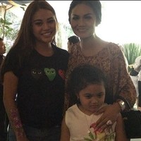 Salah satunya seperti foto ini saat KD bersama Aurel dan juga Amora, putrinya dari pernikahan dengan Raul Lemos. “Dua anak perempuanku @aureli.hermansyah @ariannhaamoralemos. Aku sangat bersyukur keduanya tumbuh sehat. Alhamdulilah,” ungkap Krisdayanti dalam bahasa Inggris di unggahan tahun 2017. Foto: dok. Instagram @krisdayantilemos