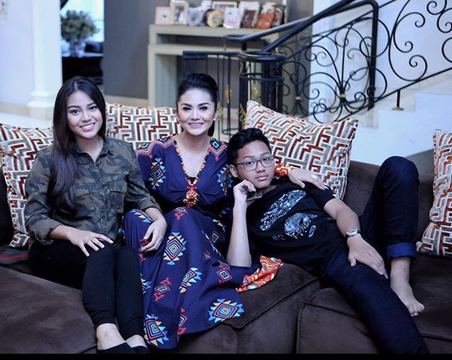 Sebelum bersiteru di media sosial, Krisdayanti kerap berbagi unggahan foto kebersamaan dengan anak sulungnya dari pernikahannya dengan Anang Hermansyah itu. Foto: dok. Instagram @krisdayantilemos