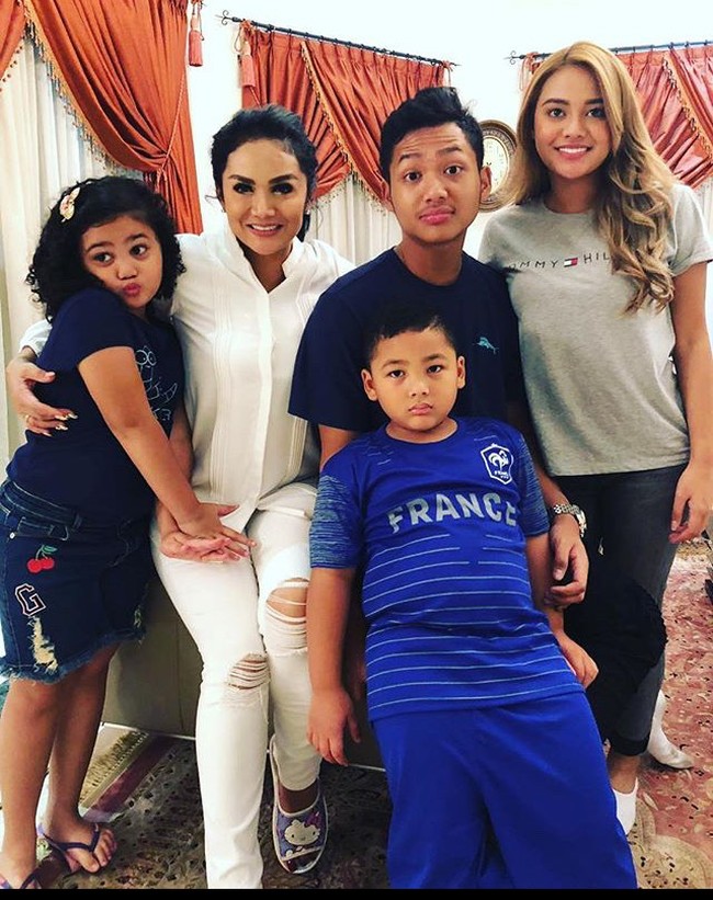 Aurel yang akrab disapa Loli itu menuliskan kekecewaannya lewat media sosialnya. Dalam curhatannya, Aurel sempat menuliskan bahwa sang ayah tiri Raul Lemos tidak memberikan kesempatan ibunya untuk datang, padahal ibu dan anak itu sudah tidak bertemu selama lima bulan. Foto: dok. Instagram @krisdayantilemos