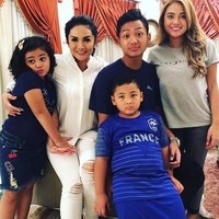 Aurel yang akrab disapa Loli itu menuliskan kekecewaannya lewat media sosialnya. Dalam curhatannya, Aurel sempat menuliskan bahwa sang ayah tiri Raul Lemos tidak memberikan kesempatan ibunya untuk datang, padahal ibu dan anak itu sudah tidak bertemu selama lima bulan. Foto: dok. Instagram @krisdayantilemos