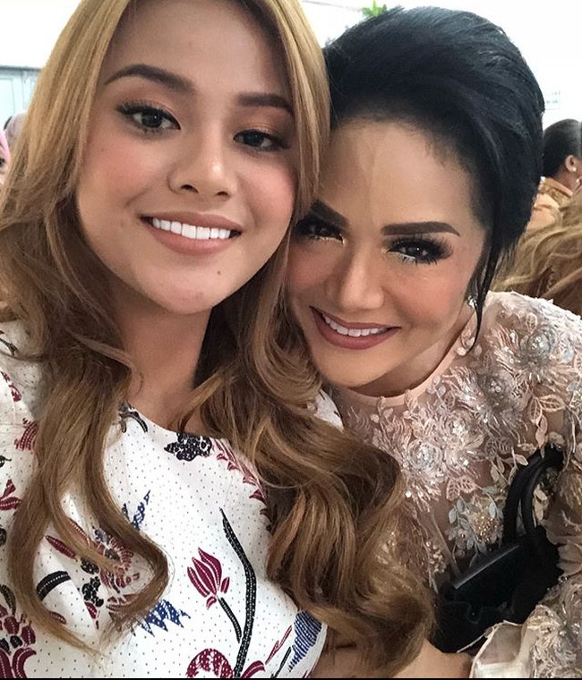 Hal tersebut pun membuat banyak kritik dan spekulasi dari netizen yang menyebut Krisdayanti tak pernah membalas bila ada pesan dari anaknya. Namun, Krisdayanti memberikan klarifikasi bahwa sesibuk apapun dirinya, ia selalu memberikan perhatian khusus untuk semua anak-anaknya dan membalas bahwa rumahnya selalu terbuka untuk anak-anaknya.  Foto: dok. Instagram @krisdayantilemos