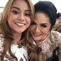 Hal tersebut pun membuat banyak kritik dan spekulasi dari netizen yang menyebut Krisdayanti tak pernah membalas bila ada pesan dari anaknya. Namun, Krisdayanti memberikan klarifikasi bahwa sesibuk apapun dirinya, ia selalu memberikan perhatian khusus untuk semua anak-anaknya dan membalas bahwa rumahnya selalu terbuka untuk anak-anaknya.  Foto: dok. Instagram @krisdayantilemos
