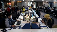 Para pegawai pun mengenakan masker saat bekerja di dalam kantor sebagai salah satu aturan penerapan protokol kesehatan di masa PSBB Transisi di ibu kota.