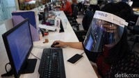 Selain mengenakan masker, para pegawai di kantor tersebut juga mengenakan face shield atau pelindung wajah saat bekerja.