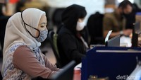 Selain menggunakan masker maupun face shield atau pelindung wajah, penerapan protokol kesehatan yang dilakukan di dalam kantor tersebut adalah dengan menerapkan physical distancing dengan membatasi jumlah pegawai yang bekerja di dalam ruangan tersebut.