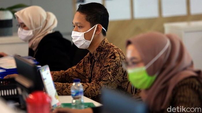 Kembali Kerja di Kantor, Pegawai Pakai Face Shield hingga Masker Sejumlah pegawai kembali bekerja di kantor usai sebelumnya bekerja dari rumah. Guna cegah virus Corona para pegawai pakai face shield hingga masker saat bekerja