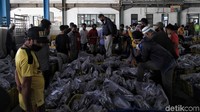 Para pedagang tengah menakar ikan yang akan dilelang.