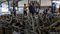 Sejumlah warga melakukan aktivitas jual beli di kawasan tempat pelelangan ikan (TPI) Muara Angke, Jakarta Utara, Senin (8/6).