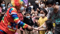 Seorang abdut terlihat menyapa salah satu anak.