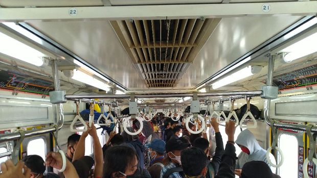Banyak penumpang tak menerapkan jaga jarak