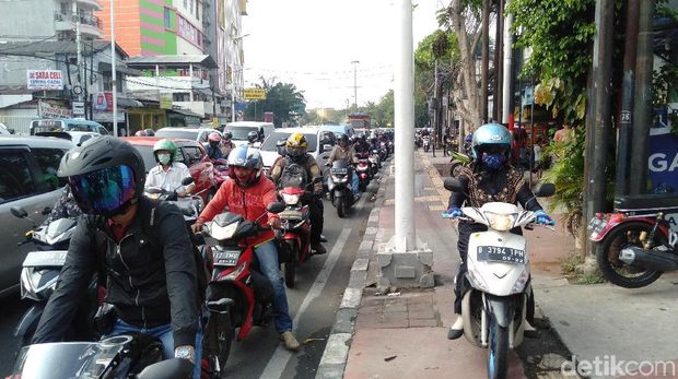 Lalin Jl Dewi Sartika, Jakarta, macet.