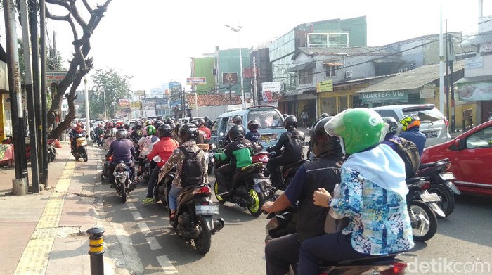 Lalin Jl Dewi Sartika, Jakarta, macet.