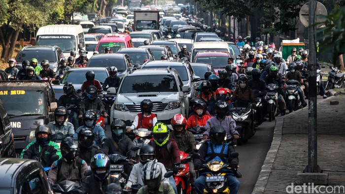 Arus lalu lintas di Jakarta mulai ramai memasuki masa transisi pembatasan sosial berskala besar (PSBB) pekan kedua, Senin (8/6/2020). Pantauan detikcom, Senin (8/6/2020) sekitar pukul 08.30 WIB, kemacetan terjadi di TB Simatupang Lebak Bulus mengarah ke Bundaran Pondok Indah.