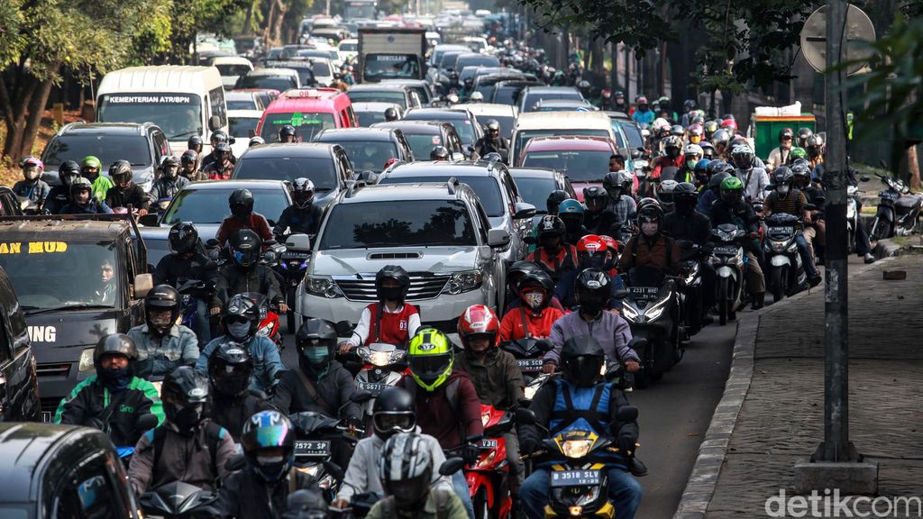 Arus lalu lintas di Jakarta mulai ramai memasuki masa transisi pembatasan sosial berskala besar (PSBB) pekan kedua, Senin (8/6/2020). Pantauan detikcom, Senin (8/6/2020) sekitar pukul 08.30 WIB, kemacetan terjadi di TB Simatupang Lebak Bulus mengarah ke Bundaran Pondok Indah.
