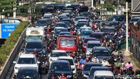 Kendaraan roda empat dan dua tampak berjubel di Jalan TB Simatupang Lebak Bulus.