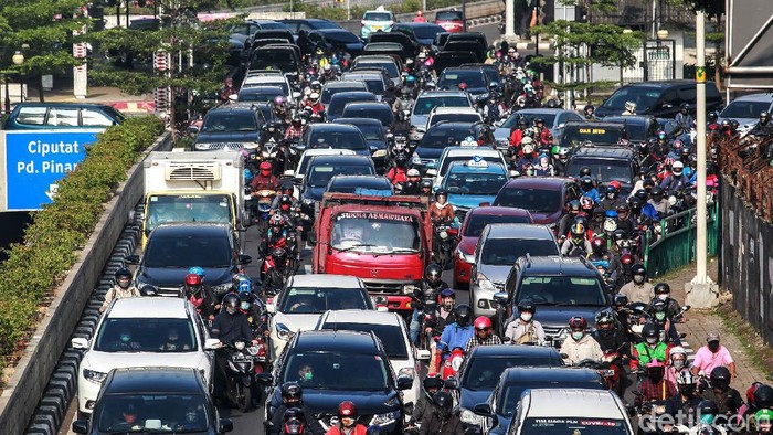 Arus lalu lintas di Jakarta mulai ramai memasuki masa transisi pembatasan sosial berskala besar (PSBB) pekan kedua, Senin (8/6/2020). Pantauan detikcom, Senin (8/6/2020) sekitar pukul 08.30 WIB, kemacetan terjadi di TB Simatupang Lebak Bulus mengarah ke Bundaran Pondok Indah.