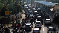 Arus lalu lintas yang mengarah ke Pondok Indah padat, sementara arah sebaliknya lancar.