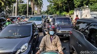 Kepadatan Hingga Bundaran Pondok Indah karena terdapat lampu pengatur jalan (traffic light) dan pertemuan arus lalin dari Pondok Pinang/Deplu Bintaro.