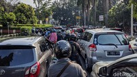 Arus lalu linta di Bundaran Pondok Indah tampak macet. Namun selepas Bundaran Pondok Indah, arus lalin terpantau ramai lancar.
