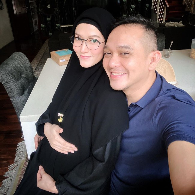 Pasangan selebriti Lyra Virna dan Fadlan Muhammad melangsungkan pernikahan siri di Mekkah pada 2014. Keduanya kemudian menikah secara resmi di mata negara pada 2016. Lyra dan Fadlan memiliki enam anak, termasuk anak dari pernikahan mereka sebelumnya. Foto: Instagram @lyravirna