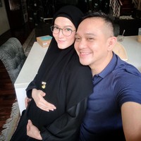 Pasangan selebriti Lyra Virna dan Fadlan Muhammad melangsungkan pernikahan siri di Mekkah pada 2014. Keduanya kemudian menikah secara resmi di mata negara pada 2016. Lyra dan Fadlan memiliki enam anak, termasuk anak dari pernikahan mereka sebelumnya. Foto: Instagram @lyravirna