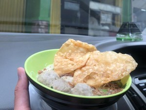 Makan di Mobil Kini Jadi New Normal, Ini Cerita Netizen