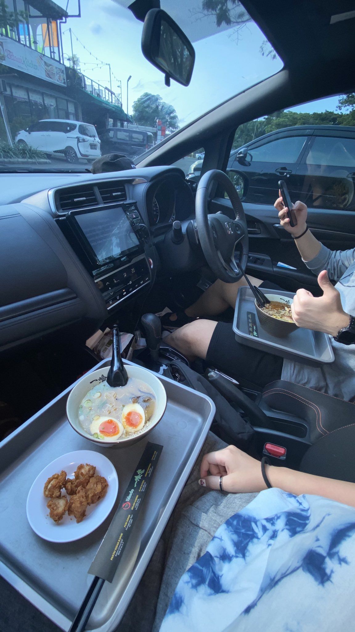 Makan di mobil