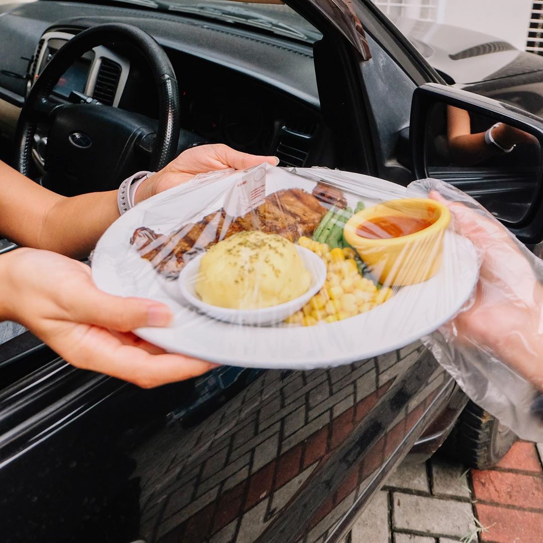 Makan di mobil