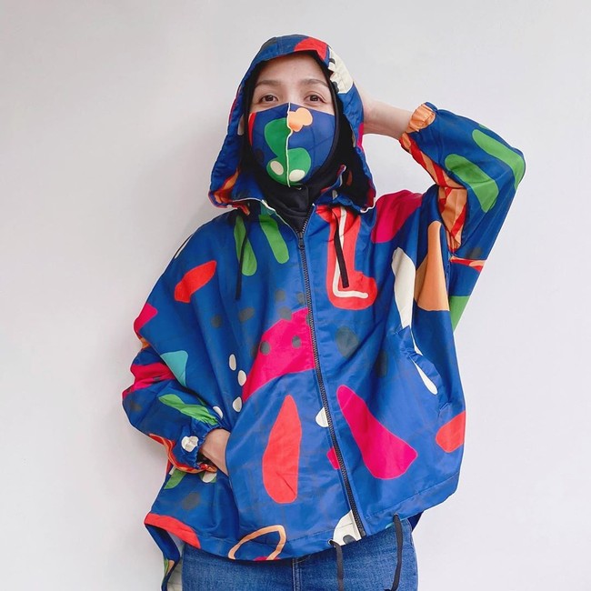 Penampilanmu akan selalu terlihat cheerful dan fresh jika memakai masker print colorful seperti pengusaha dan hijabers Nadya Nizar ini. Nadya yang mempunyai brand Nadjani ini memakai masker colorful yang matching dengan jaket yang ia kenakan. Gemes ya! Foto: instagram @nadjani.