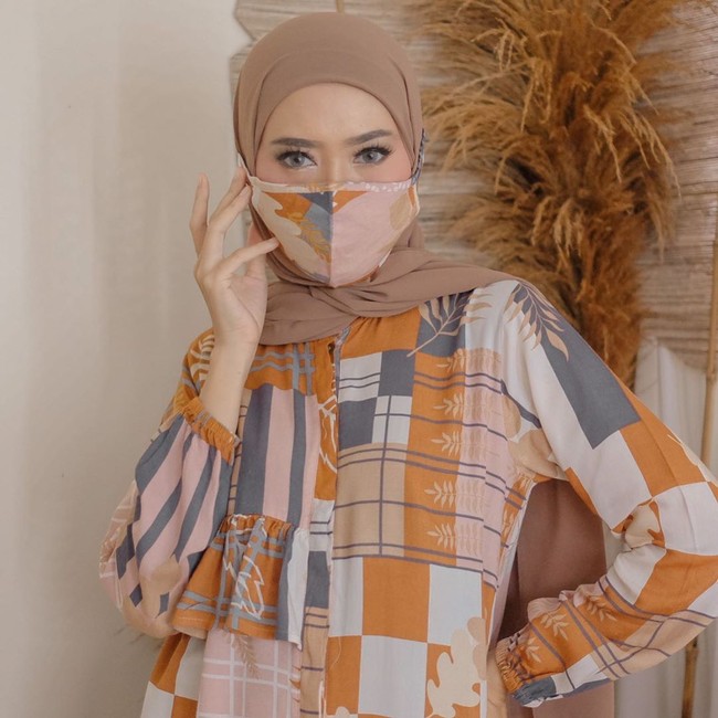 Selain kembaran dengan motif hijab, kamu juga bisa memakai masker yang senada dengan motif dress kamu. Seperti yang dikenakan oleh perancang busana dan pebisnis, Lulu Elhasbu. Penampilanmu bisa semakin manis dan pastinya tetap aman karena menggunakan masker kain saat beraktivitas di masa new normal. Foto: instagram @luluelhasbu.