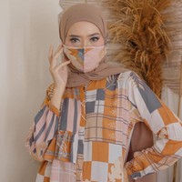 Selain kembaran dengan motif hijab, kamu juga bisa memakai masker yang senada dengan motif dress kamu. Seperti yang dikenakan oleh perancang busana dan pebisnis, Lulu Elhasbu. Penampilanmu bisa semakin manis dan pastinya tetap aman karena menggunakan masker kain saat beraktivitas di masa new normal. Foto: instagram @luluelhasbu.