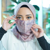 Kamu bisa menggunakan masker yang senada motifnya dengan hijabmu, seperti gaya selebgram Rachel Vennya ini. Rachel menggunakan masker kain yang motifnya kembaran dengan hijab motif yang ia pakai. Foto: instagram @rachelvennya.