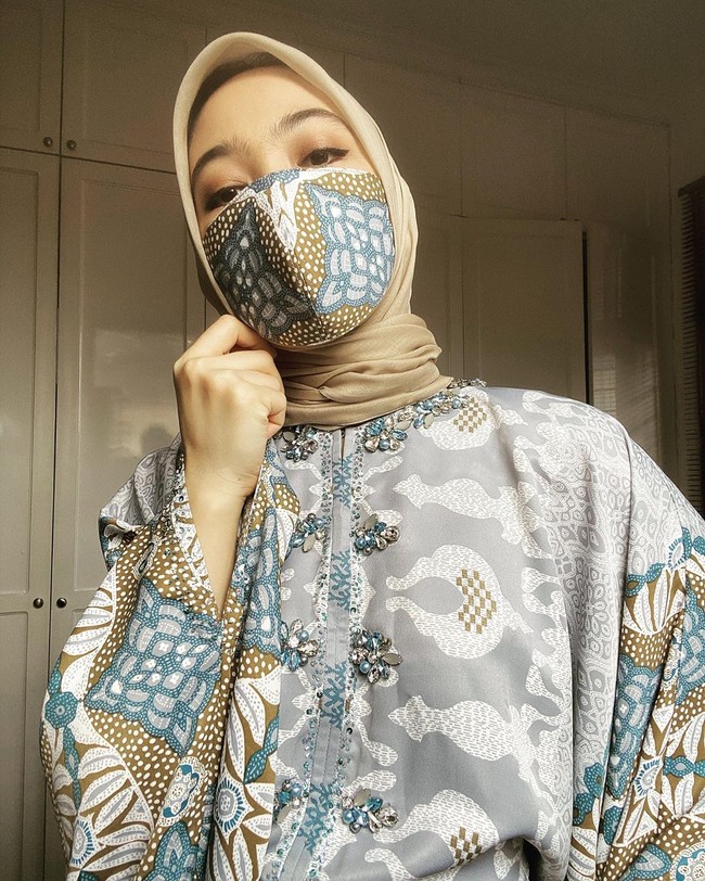 Inspirasi selanjutnya dari mantan pembawa acara berita, Dian Ayu Lestari yang juga memakai masker matching dengan motif kaftannya. Kamu terlihat tetap kece walaupun pakai masker lho! Foto: instagram @dianayulestari.