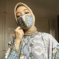 Inspirasi selanjutnya dari mantan pembawa acara berita, Dian Ayu Lestari yang juga memakai masker matching dengan motif kaftannya. Kamu terlihat tetap kece walaupun pakai masker lho! Foto: instagram @dianayulestari.