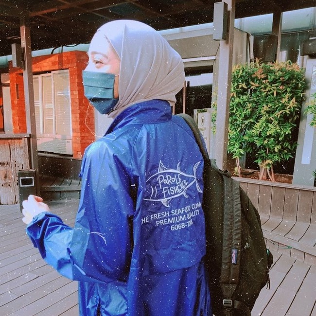 Marsha Chikita Fawzi atau dikenal sebagai Chiki Fawzi memakai masker kain yang ia padukan dengan jaket warna biru. Jangan lupa ya untuk segera mencuci kembali maskermu jika sudah selesai kamu pakai. Foto: instagram @chikifawzi.