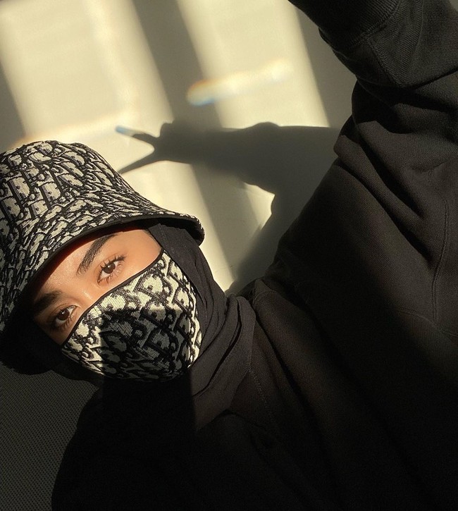 Selebgram yang dikenal dengan gaya hypebeast, Intan Khasanah lewat akun Instagram @strngrrr mengunggah foto gayanya  saat mengenakan masker kain yang senada dengan topi bucket-nya.  Foto: instagram @strngrrr.
