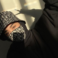 Selebgram yang dikenal dengan gaya hypebeast, Intan Khasanah lewat akun Instagram @strngrrr mengunggah foto gayanya  saat mengenakan masker kain yang senada dengan topi bucket-nya.  Foto: instagram @strngrrr.