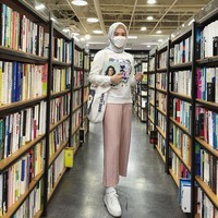 Bergaya di sebuah perpustakaan di Korea, Ayana tampil casual saat melakukan foto #ootd. Ayana terlihat memakai masker putih polos yang senada dengan sweater dan sneakersnya. Foto: instagram @xolovelyayana.