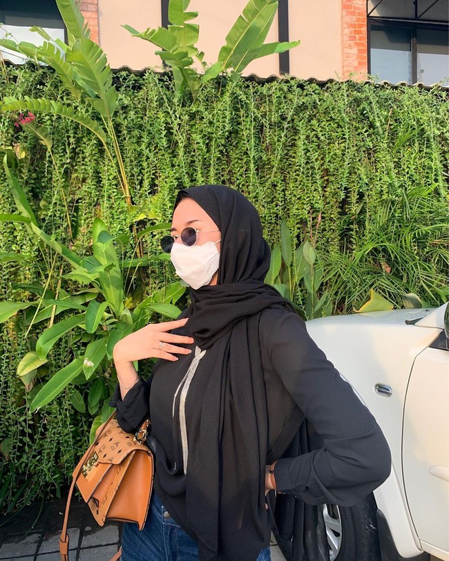 Kamu bisa memadukan masker kainmu dengan kaca mata hitam seperti Nabilah Rachmadanty yang dikenal lewat Instagramnya @nabilrach. Ia mengenakan masker kain warna putih, hijab warna hitam dan jeans warna biru saat keluar rumah. Foto: instagram @nabilrach.