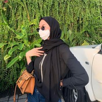 Kamu bisa memadukan masker kainmu dengan kaca mata hitam seperti Nabilah Rachmadanty yang dikenal lewat Instagramnya @nabilrach. Ia mengenakan masker kain warna putih, hijab warna hitam dan jeans warna biru saat keluar rumah. Foto: instagram @nabilrach.