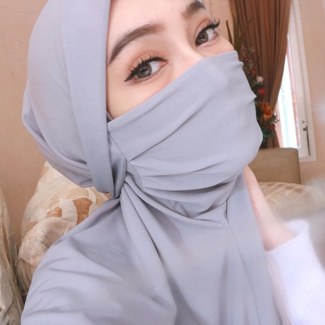 Khimar anti corona yang kini jadi tren juga bisa kamu gunakan di era new normal. Seperti yang dipakai oleh Sinta Sri Antan yang populer di Instagram dengan nama @sin.sr. Intan mengenakan khimar yang sudah ada penutup bagian mulut agar lebih aman saat beraktivitas. Foto: instagram @sin.sr.
