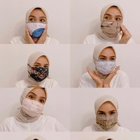 Ria Miranda menyiasati kain sisa produksi brandnya untuk menjadi masker kain yang bisa berguna saat beraktivitas di luar rumah. Desain masker kain yang digunakan adalah head loop atau yang bisa digunakan untuk para hijabers. Kamu bisa memadukan dengan berbagai macam blpouse dan dress polos saat menggunakan masker ini.Foto: instagram @riamiranda.