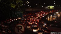 Kemacetan mulai terlihat di sepanjang jalanan Ibu Kota Jakarta usai diterapkannya PSBB transisi.