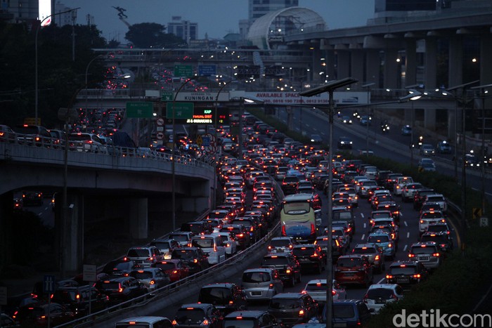 Kemacetan terlihat di ruas jalan ibu kota. Meningkatnya volume kendaraan itu karena sejumlah pegawai telah kembali bekerja di kantor di masa PSBB transisi.