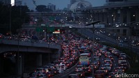 Faktor lainnya yang turut membuat kemacetan terjadi di sejumlah wilayah di Jakarta adalah karena sistem ganjil-genap yang belum kembali diterapkan meskipun aturannya sudah diedarkan oleh Gubernur.