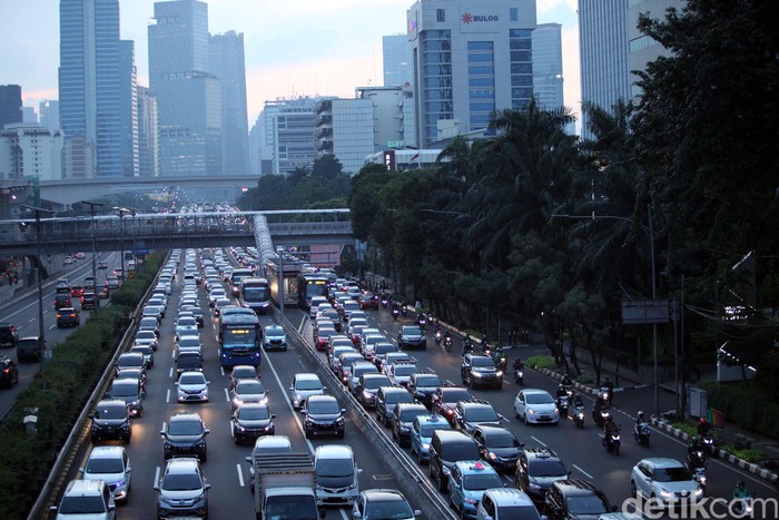 Kemacetan terlihat di ruas jalan ibu kota. Meningkatnya volume kendaraan itu karena sejumlah pegawai telah kembali bekerja di kantor di masa PSBB transisi.