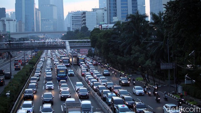 Kemacetan terlihat di ruas jalan ibu kota. Meningkatnya volume kendaraan itu karena sejumlah pegawai telah kembali bekerja di kantor di masa PSBB transisi.