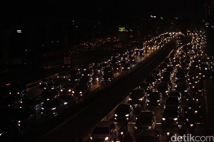Kemacetan terlihat di ruas jalan ibu kota. Meningkatnya volume kendaraan itu karena sejumlah pegawai telah kembali bekerja di kantor di masa PSBB transisi.
